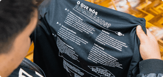 Pessoa segurando camiseta